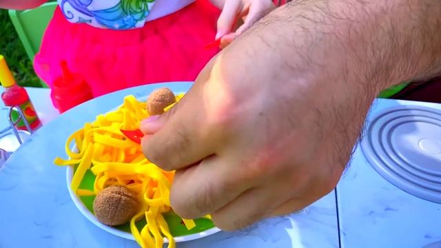 Nastya ve babası bir restoran işletiyor ve oyuncak yemekleri servis ediyor