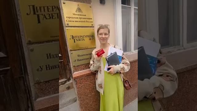 Лиза Арзамасова официально стала писателем!В 2022 года актриса представила свою первую детскую книгу