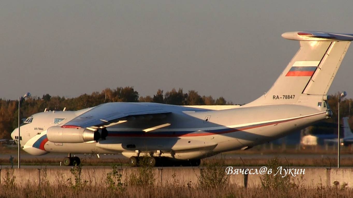 Пока Ил-76 рулил после посадки, взлететь успели три борта, и один борт сел!!!