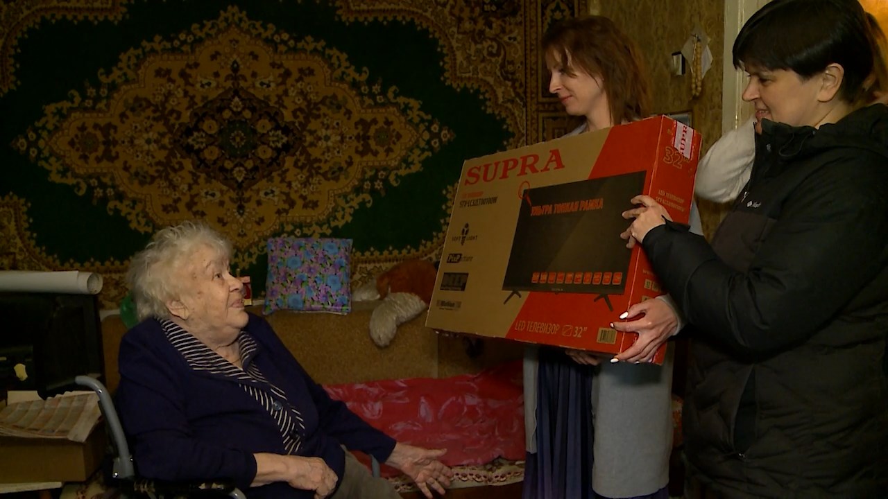 (12+) Ветерану войны Марианне Туркиной из Мытищ подарили телевизор