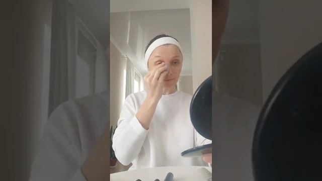 Я не визажист. Я не люблю своё лицо под чужую руку отдавать. Натуральный макияж вашему вниманию.