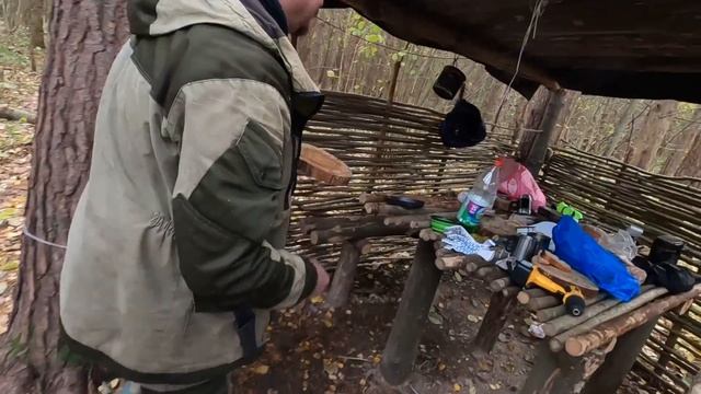 СПЛАВ ДОСКИ ПО РЕКЕ К ИЗБУШКЕ . СДЕЛАЛИ МОЩНЫЕ ЛЕЖАКИ И СТОЛ . КАРТОХА В КАЗАНЕ .