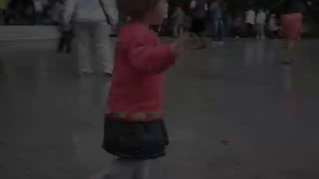 Дискотека в Сокольниках, девочка (2 года) танцует