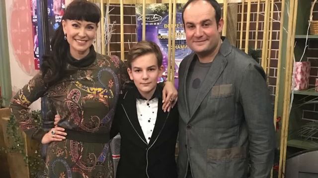 Какие у Вас красивые дети! Нонна Гришаева появилась на мероприятии в сопровождении дочери и сына