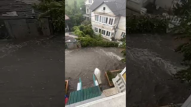 Потоп в Сочи утром 23 июля, после дождя в горах.