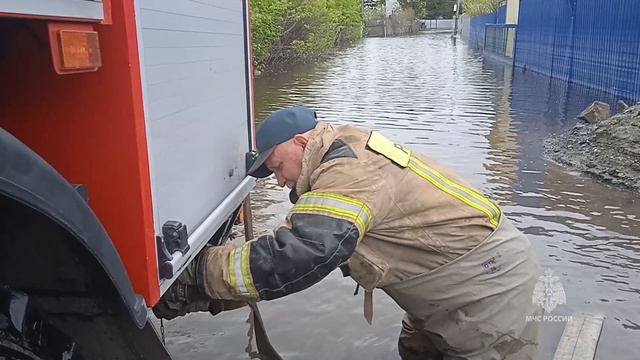 Спасатели МЧС России продолжают работать на подтопленных территориях
