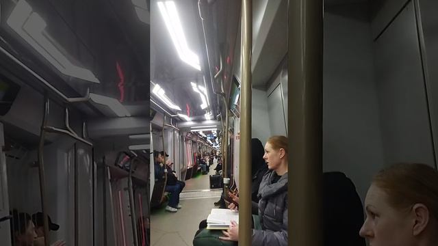 Внутри поезда нового на зеленой ветке метро. Москва Россия. Кресла с подогревом.