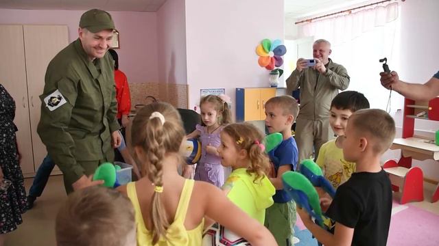 Врио губернатора Хабаровского края передал подарки детям Дебальцево