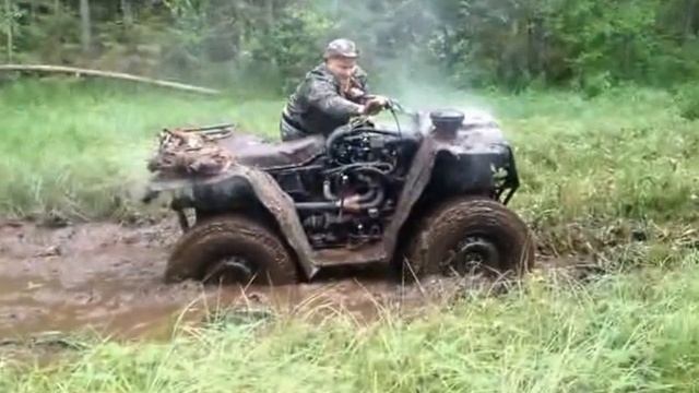 самодельный квадроцикл в грязи