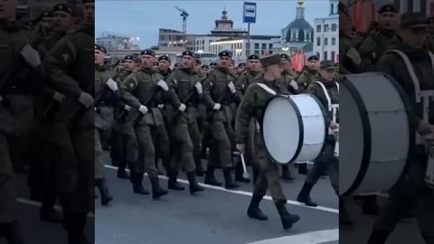 Бойцы репетируют парад Победы на Красной площади под песню Цоя «Группа крови»