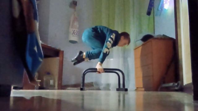 Небольшой прогресс на НАПОЛЬНЫХ БРУСЬЯХ / ВОРКАУТ