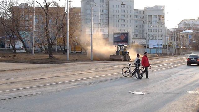 Пермь. Весенняя чистка тротуара.