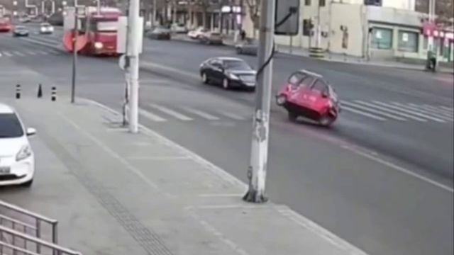 Жуткое ДТП с участием маленькой машины