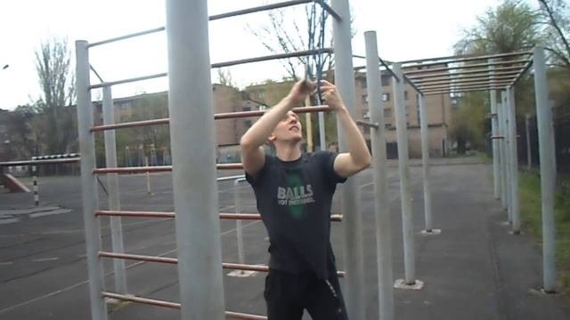 Необычное упражнение на спину с резиной на улице