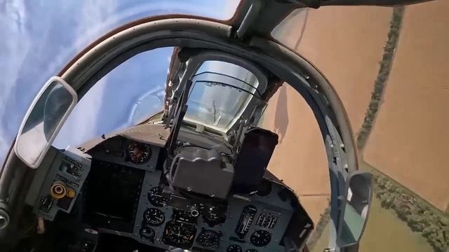 Впечатляющие кадры- Штурмовики Су-25 атакуют объекты и технику ВСУ.mp4
