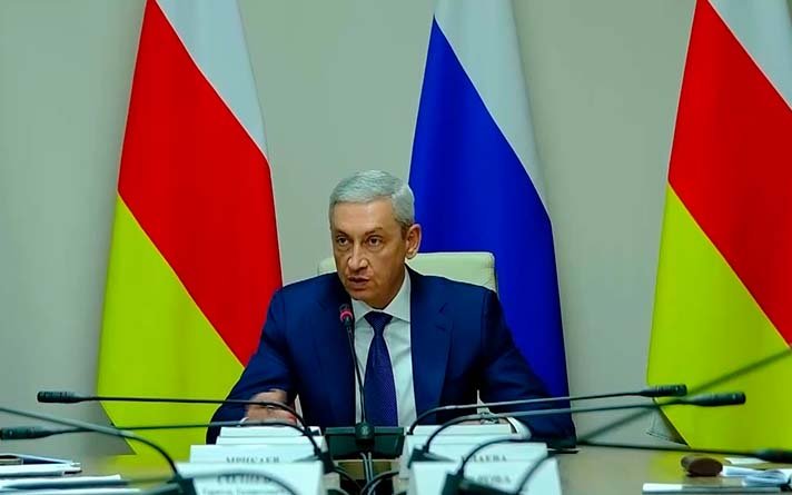 Борис Джанаев провел совещание с кабинетом министров