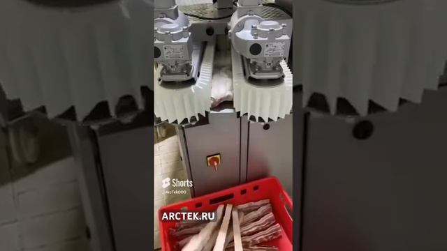 Разделка свиной грудки на автоматической пиле