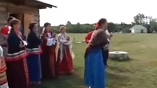 Частушки в русских традициях с пляской на доске