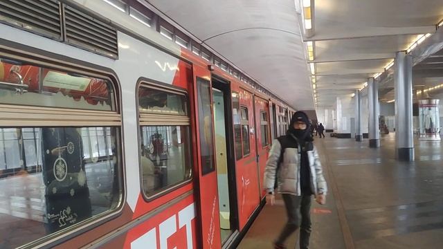 Метросостав 81-740.1/81-741.1 "Русич-10 лет МФЦ" маршрут №7