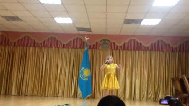 Вика поет песню Я устала