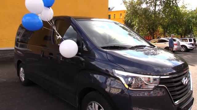 Глава района вручил управлению образования новый микроавтобус