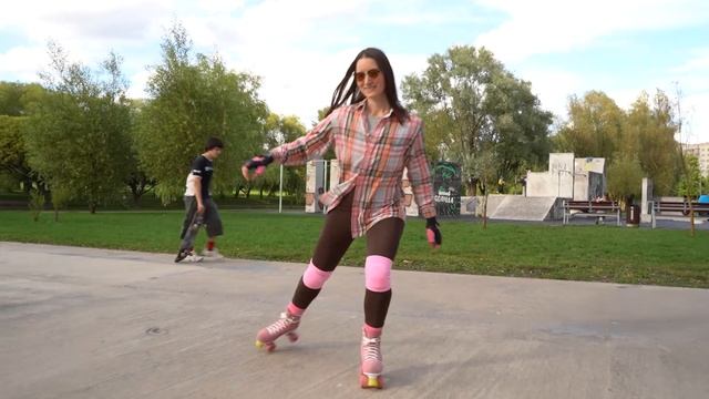 Девушка на роликах / Girl on roller skates.