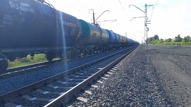 2ЭС6-212 мчится по переезду с наливным составом.