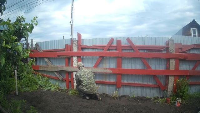 Как покрасить забор без помощи Тома Сойера