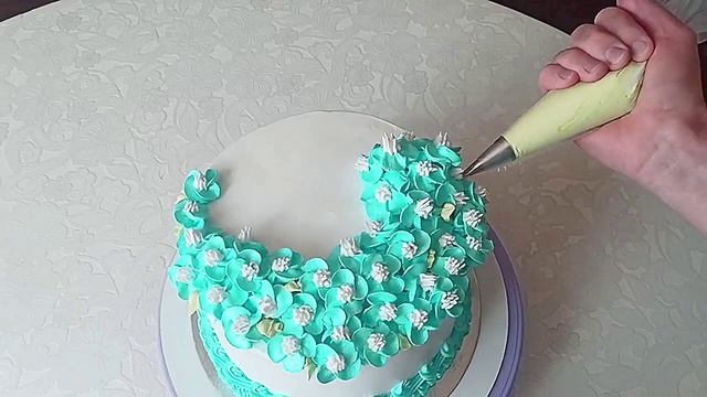 ?how to easily decorate a cake with cream for any occasion?