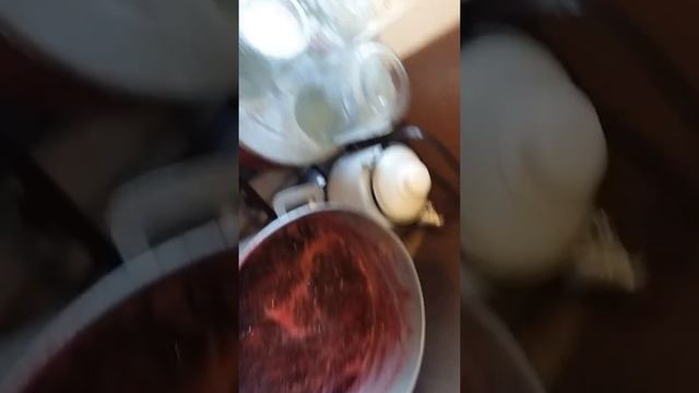 Маленькая девочка показывает как варят малиновое варенье