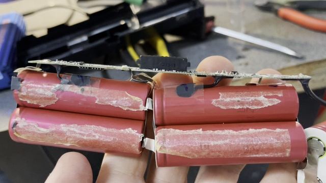 Разбираем ноутбучные аккумуляторы на элементы 18650.