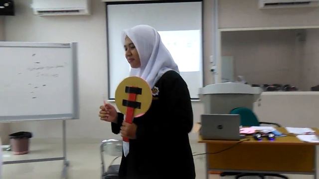 teaching simple present tense in microteaching in ppl 1 by Titis setia Yanti