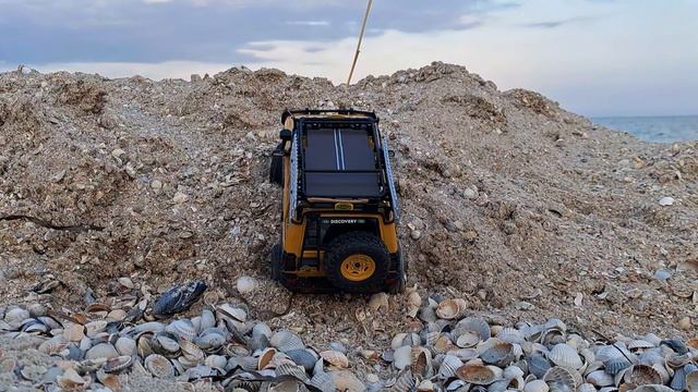 1/24 модель от fms Land rover discovery, camel trophy на берегу моря.
