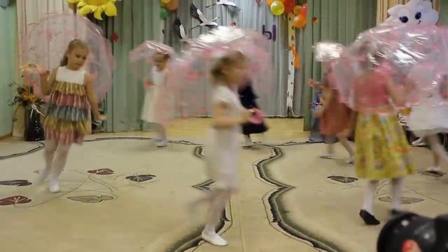 Детский танец под дождем с зонтиками Children dance in the rain with umbrellas