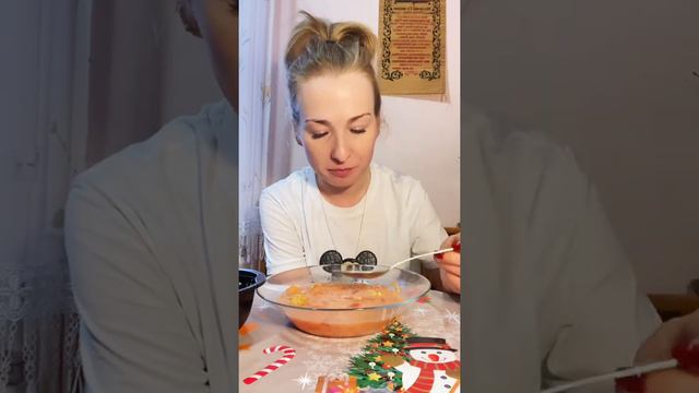 Мукбанг Саранчи 😂😂😂все подряд и борщ, и салат, и сосиски.