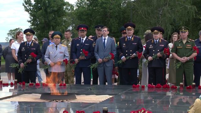 Нижегородцы возложили цветы к мемориалу «Вечный огонь» в Кремле в День памяти и скорби
