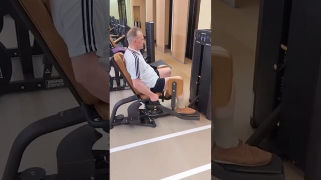 Фитнес упражнения. Выполняет доктор Леонид Буланов.