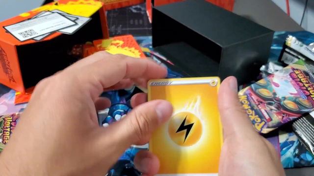 Vivid Voltage Elite Trainer Box Pokémon cards.
