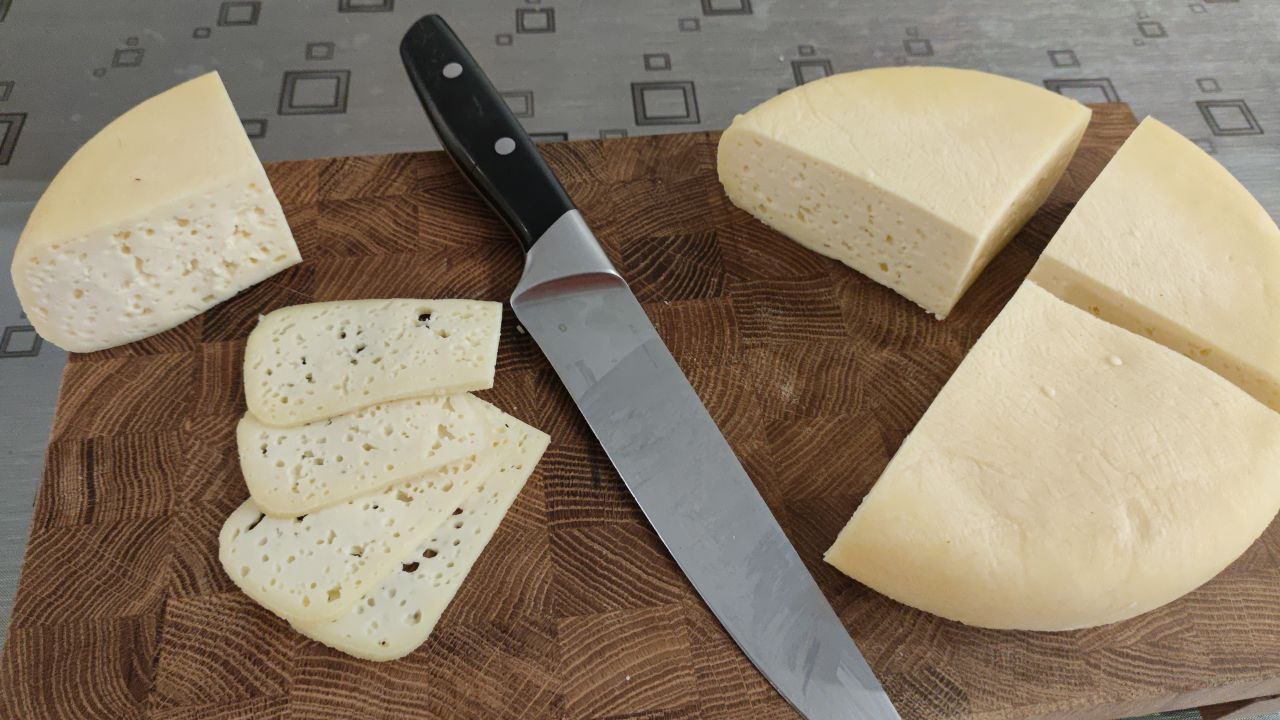 Простейший рецепт домашнего твердого сыра.
