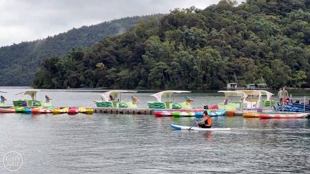 We Drove a Boat on Sun Moon Lake in Taiwan! (我們在台灣日月潭開船)