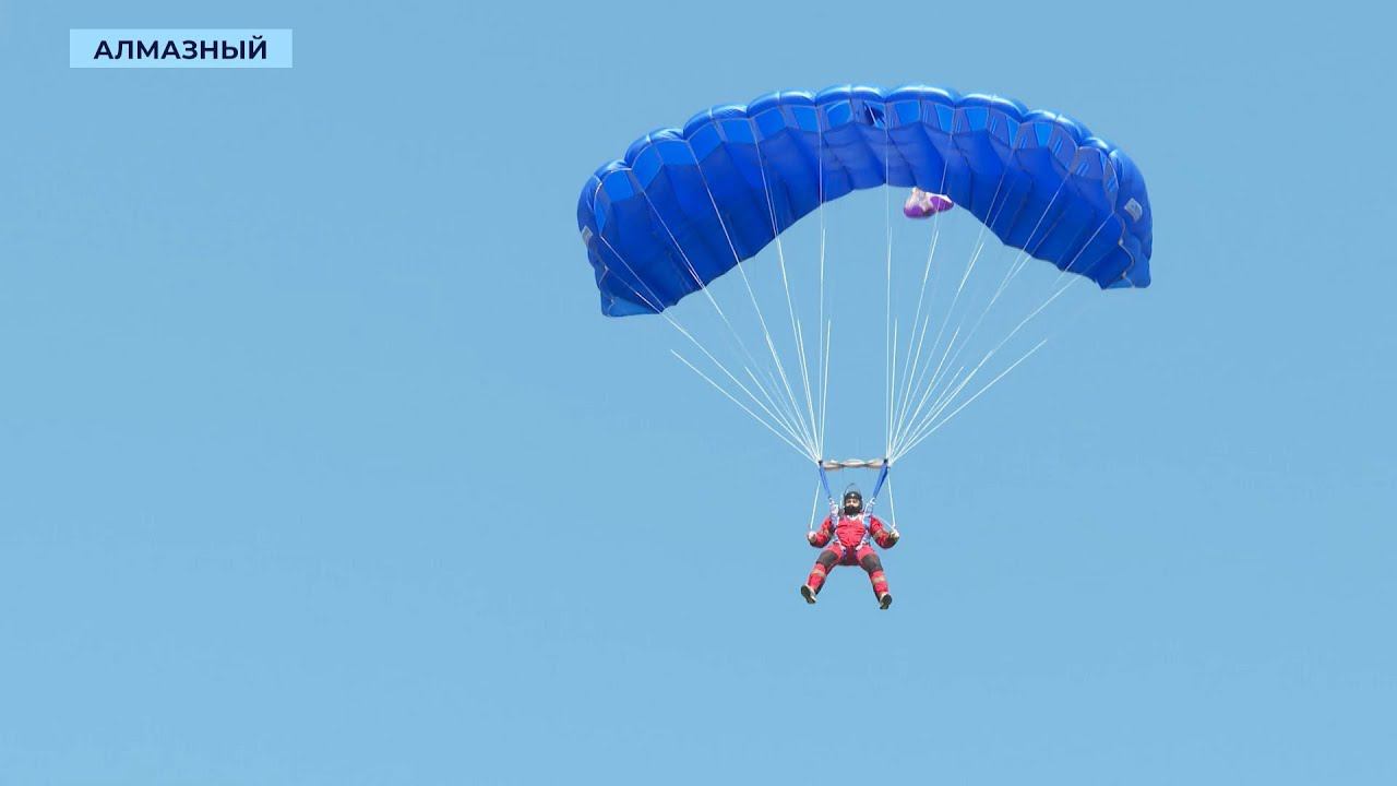 Более 260 спортсменов потрогали небо руками и прыгнули с парашютом за 10 лет работы клуба «Феникс»