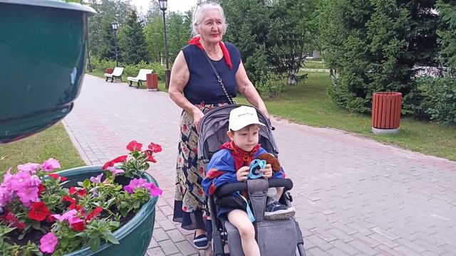 Прогулка с прабабушкой это так романтично.