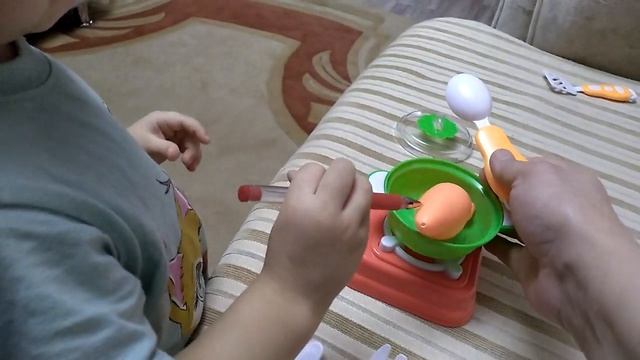 Внучка Полиночка, посудка и куколка....mp4