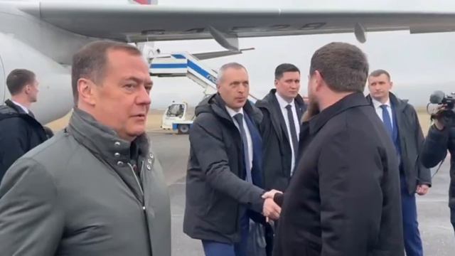Дмитрий Медведев прилетел в Грозный. В аэропорту его встретил Рамзан Кадыров