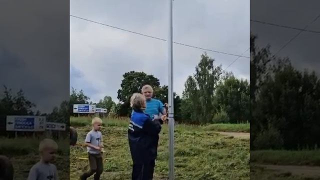 Установка флага Плюсского края в деревне Детково.mp4