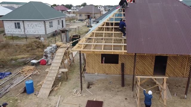 МОНТАЖ ПРОФЛИСТА НА КРЫШУ ДОМА 11*11 М ИЗ КАРКАСНО КАМЫШИТОВЫХ ЩИТОВ. 10.09.21