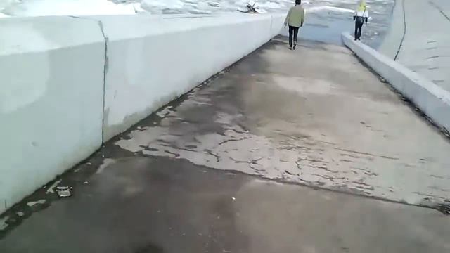 Ледоход, набережная. Омск. Май. 2013 год.