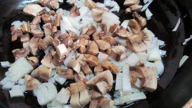 Свекольный салат с грибами и черносливом