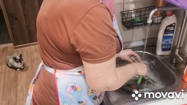 Чищу рыбу. Управилась.
