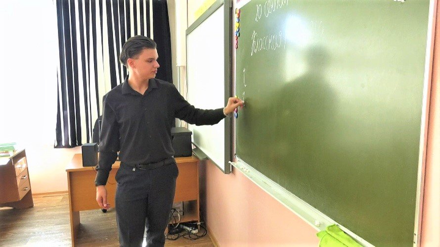 «Первый учитель - мужчина» - в школах Лангепаса работают молодые специалисты